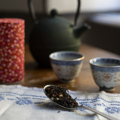 Tè nero di Natale: un blend di tè e spezie, mandorla e scorza di arancia.