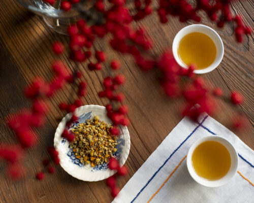 Bacche e tisana camomilla, zenzero, curcuma e cannella