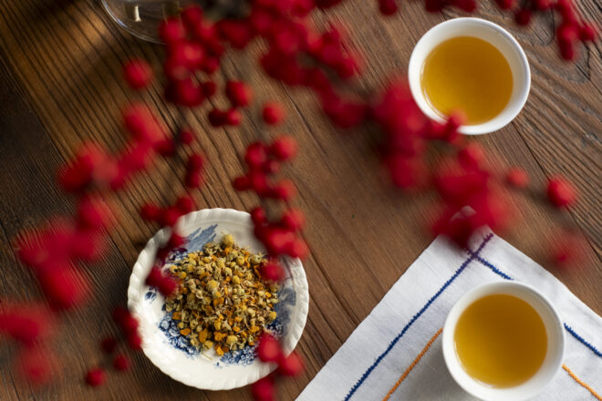 Bacche e tisana camomilla, zenzero, curcuma e cannella