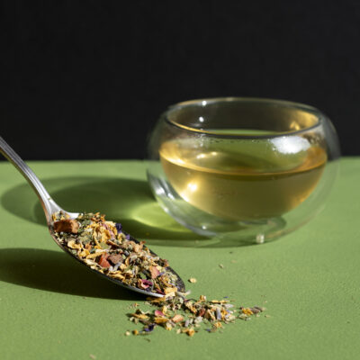 Una tazza di tisana e un cucchiaio di foglie