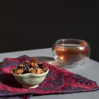 Una tazza colma e un po' di infuso sfuso