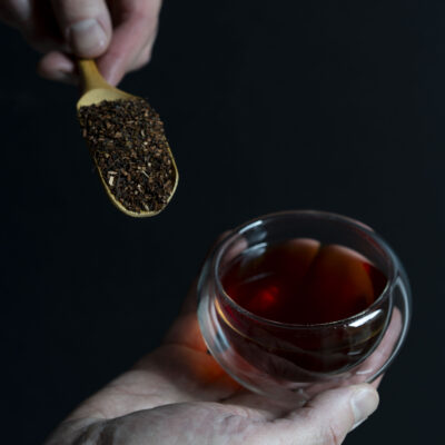Una tazza di Honeybush e un cucchiaio di foglie