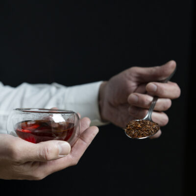 Una tazza di rooibos e un cucchiaio di foglie