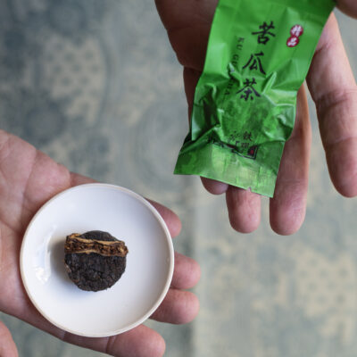 Le foglie di tè compresse e il pacchettino monoporzione verde