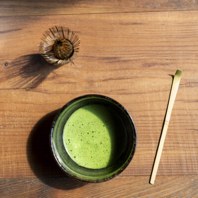 Chawan con matcha, chasen e chashaku