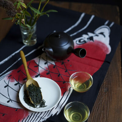 Due tazzine di tè, le foglie del Sencha, una kyusu nera... su un meraviglioso drappo giapponese decorato con la carpa