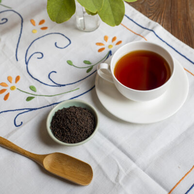 Una tazza di tè e un piattino colmo di tè